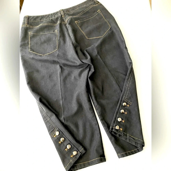 Larry Lavine 12 DARK blue stretch capris. Classic 5 pockets & 4 button accents. - Picture 3 of 8